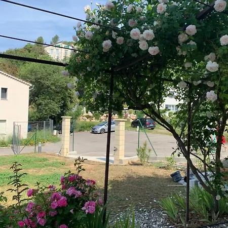 Appartement Avec Terrasse Et Piscine דירה *